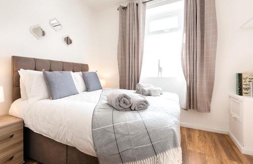 Landore Apartment | Contractor-Approved - 4 Bed - Smart TVs - Access M4