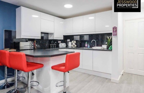 Luton House | Contractor Friendly | Long Stays | WiFi & Parking