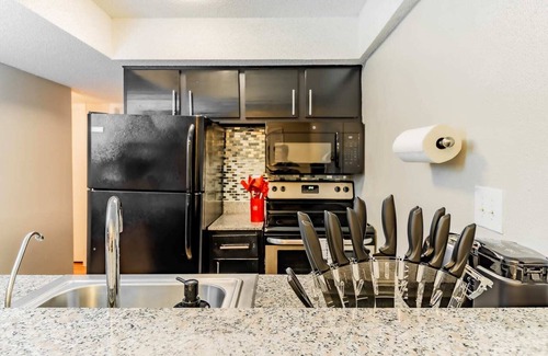 Pleasant Valley Apartment | Convenient 2BR next to Downtown w Fast WiFi + Pool