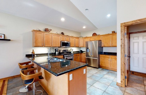 Pagosa Springs House | Convenient condo with fireplace & WiFi - walk to rec center pool, tennis & town