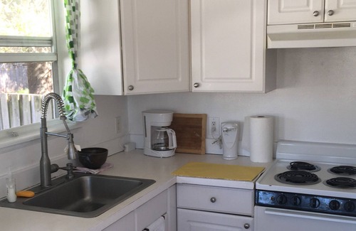 Osprey Village House | Convenient Cottage Close to Beaches - Pet Friendly!