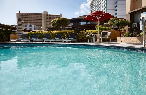 Ala Moana House | Convenient Countryside Stay! 2 Comfortable Units, Pool, Pets Allowed