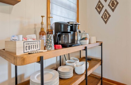 Parsons House | Convenient Mid Century Sleeps 6 in Parsons, TN