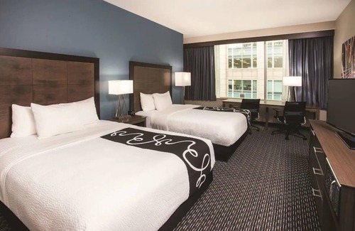 Downtown Chicago Hotel | Convenient Stay | 2 Pet-friendly Rooms Near Willis Tower and Skydeck