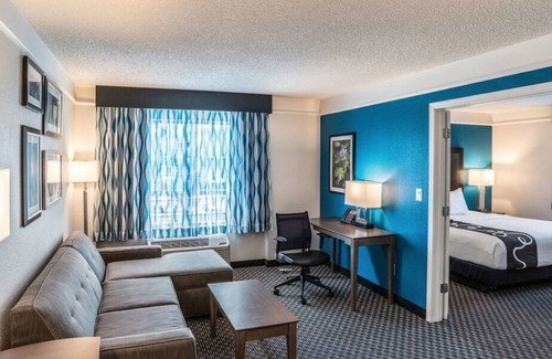 Ahwatukee Foothills House | Convenient Stay in Arizona! 2 Comfortable Units, Free Breakfast, Onsite Pool
