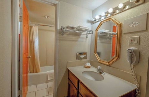 Allison Hotel | Convenient Stay w/Satellite TV & Restaurants Nearby Along Historic Highway 66