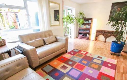 Melksham House | Conveniently located double rooms