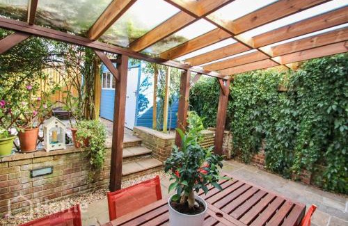 Melksham House | Conveniently located double rooms