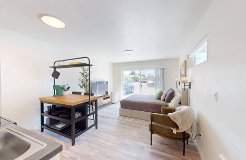 Evergreen Apartment | Conveniently located condo with full kitchen, W/D & TV's