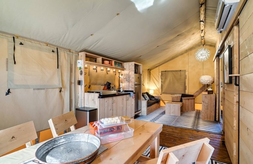 Wears Valley RV Rental | Conveniently near GSMNP|Heat|AC|WiFi located next to restaurant & shops
