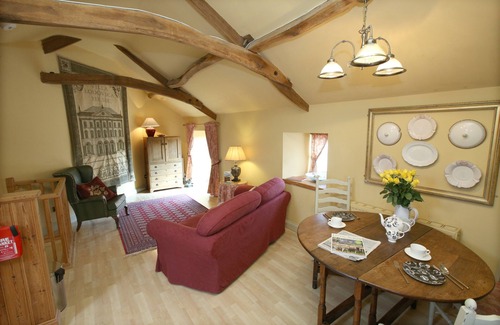 Kirkbymoorside Cottage | Converted stable Mews Cottage with one king bed Sleigh bedroom