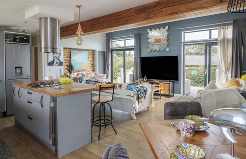 Llanllwchaiarn Cottage | COOGEE VIEW, pet friendly, with pool in New Quay