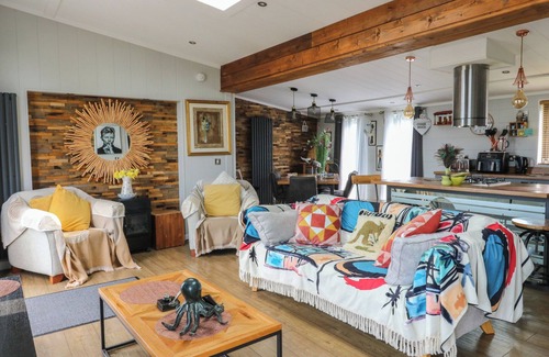 Llanllwchaiarn Cottage | COOGEE VIEW, pet friendly, with pool in New Quay