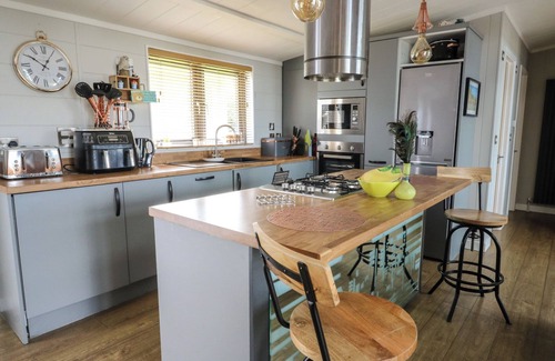 Llanllwchaiarn Cottage | COOGEE VIEW, pet friendly, with pool in New Quay
