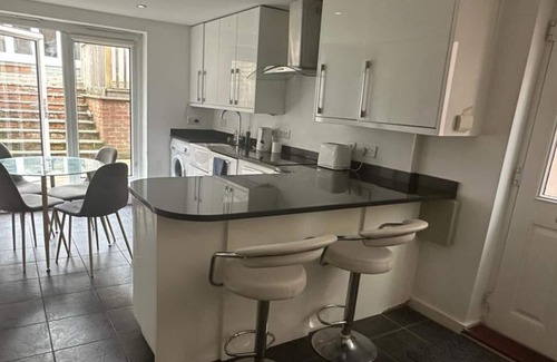 Cookham Dean Cottage | Cookham Stunning Two Bedroom Cottage & Garden Office