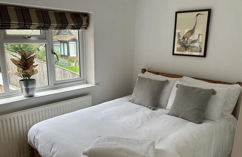 Cookham Dean Cottage | Cookham Stunning Two Bedroom Cottage & Garden Office