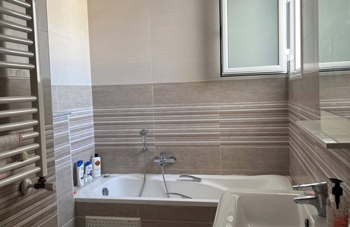 Bou Mhel el-Bassatine Apartment | Cool 2-bedroom apartment with AC in Bou Mhel el-Bassatine