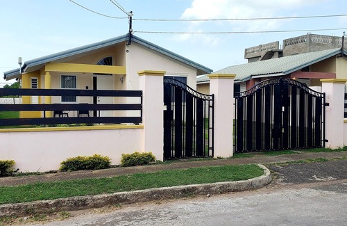 Old Harbour Cottage | Cool Cozy Cottage II. 2 bedroom oasis Free parking