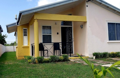 Old Harbour Cottage | Cool Cozy Cottage II. 2 bedroom oasis Free parking