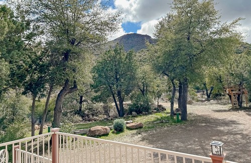 Miami Cabin | Cool getaway near lake & National Forest with treehouse & outdoor entertainment