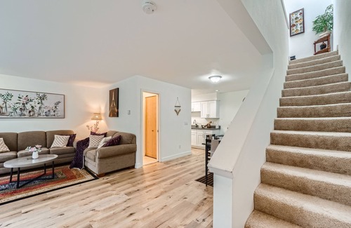 Crossroads Condo | Cool Townhome opp to Crossroads Mall - 5/10 mins to Microsoft, Redmond, Kirkland