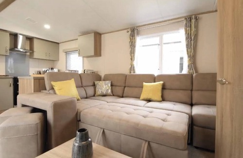 Colchester Cabin | Coopers Beach 3-Bed Caravan, Sleeps 8 & Pets Ok
