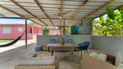 Stella House | Coral Casa just one block from the beach