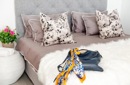 Hillhead Apartment | Coral Point Studio 107