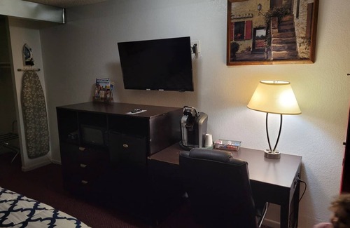Hutchinson Hotel | Coratel Inn & Suites by Jasper Hutchinson - 1 King Suite with Sofa NS