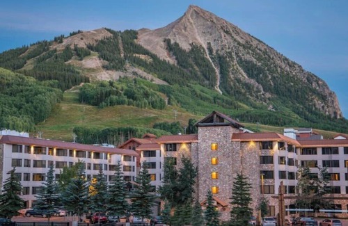 Crested Butte Condo | Corner King Room w/Pool, Hot Tub, Close to Slopes!