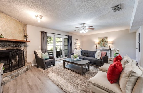 Southside House | Corner Townhome |Fenced |Dogs Ok |Patio |Propane BBQ |Mandarin Area |Near Shops |South of Downtown