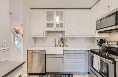 Louisville House | Corner Unit 2 BDR/2.5 BA Lafayette Townhome
