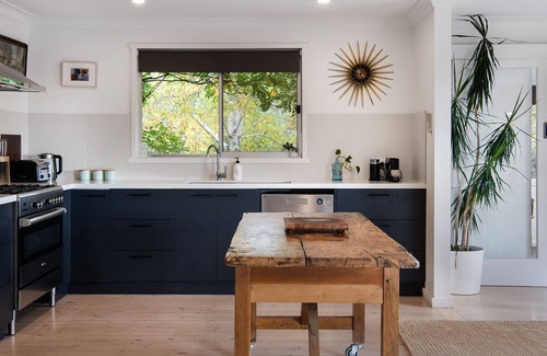 Daylesford House | Cornish Hill House-4 bedrooms, fire place, perfect for friends and families