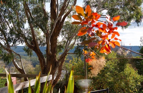 Daylesford House | Cornish Hill House-4 bedrooms, fire place, perfect for friends and families