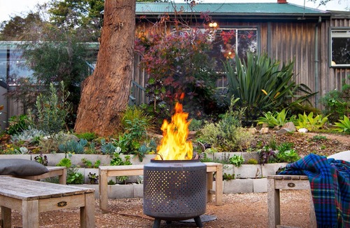 Daylesford House | Cornish Hill House-4 bedrooms, fire place, perfect for friends and families