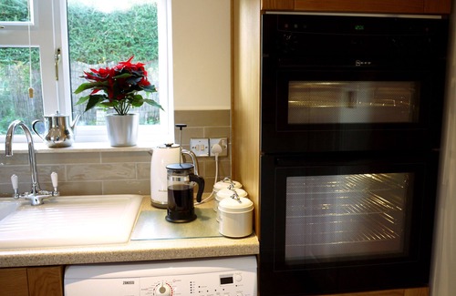 Cirencester Cottage | Cosy Stone Cottage - The Bungalow Perrotts Brook - Detached, parking, wifi.