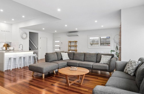 Mornington House | Cosmopolitan In Mornington