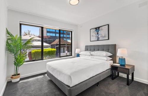 Elsternwick Apartment | Cosy 1-Bed Balcony Unit in Quiet Street by Shops