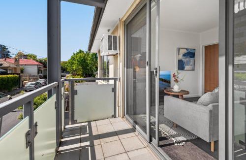 Elsternwick Apartment | Cosy 1-Bed Balcony Unit in Quiet Street by Shops