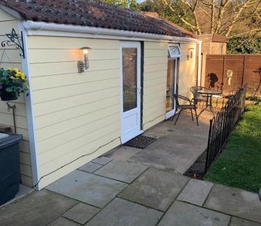 Colchester Apartment | Cosy 1 Bed Garden Annexe