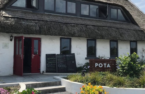 Inverin Cottage | Cosy 1 Bedroom Cottage near beach and Aran Islands. Connemara Wild Atlantic Way.