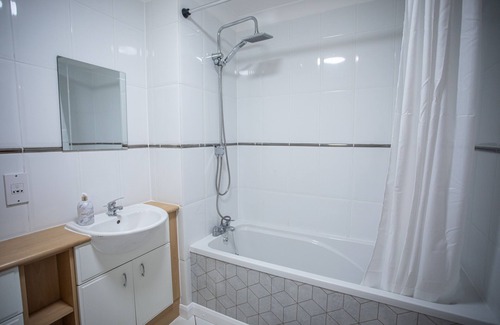 Basingstoke Apartment | Cosy 2 bed flat near train station Basingstoke with Free Parking!