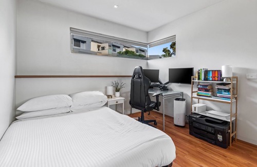 Essendon North Apartment | Cosy 2-Bed Unit with Study Nook & Alfresco Dining