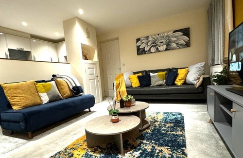 Stevenage Apartment | Cosy 2 Bedroom Apartment in Stevenage SG1 Hertfordshire Free Parking Sleeps 5