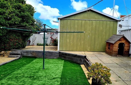 Kensington House | Cosy 2 Bedroom Cottage, enclosed big Backyard for Kids π¨βπ¨βπ¦ & FurKid πΆ