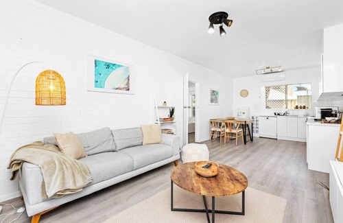 Scarborough Apartment | Cosy 2BR in Scarborough w/Pool!