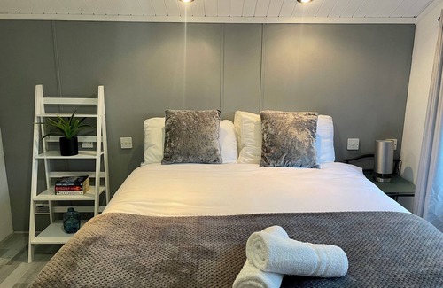 South Cerney Cabin | Cosy 3 Bed Lodge in South Cerney
