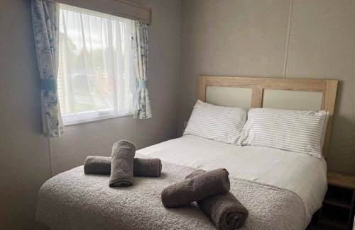 Ampney Crucis Cabin | Cosy 3 Bedroom Caravan in South Cerney