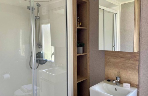 Ampney Crucis Cabin | Cosy 3 Bedroom Caravan in South Cerney