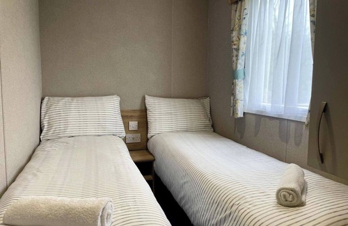 Ampney Crucis Cabin | Cosy 3 Bedroom Caravan in South Cerney